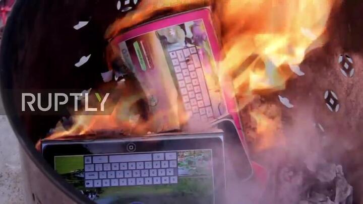 Dân Trung Quốc đua nhau đốt iPhone, iPad, siêu xe dịp Tết thanh minh