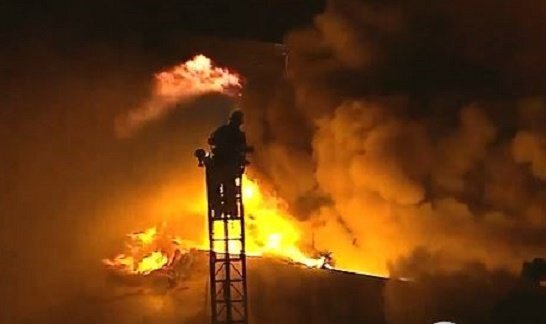 Lính cứu hỏa Mỹ gồng mình trong biển lửa gây ấn tượng mạnh trên mạng xã hội