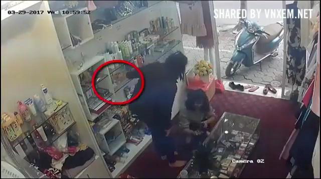 'Nữ quái' đeo khẩu trang vờ mua hàng, trộm hàng loạt mỹ phẩm trong nháy mắt