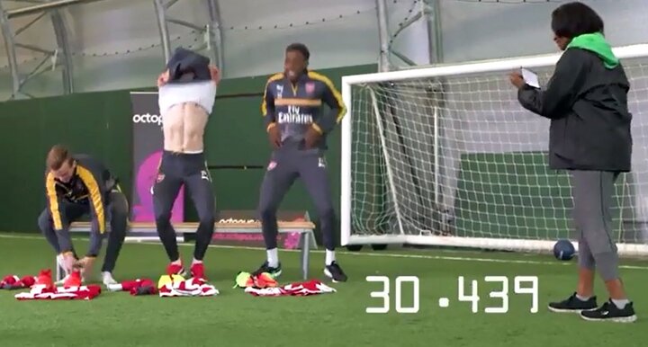 Video: Cầu thủ Arsenal thi cởi quần áo nhanh