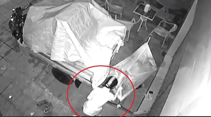 Video: Ngủ quá say, để trộm vào tận 'giường' lấy điện thoại