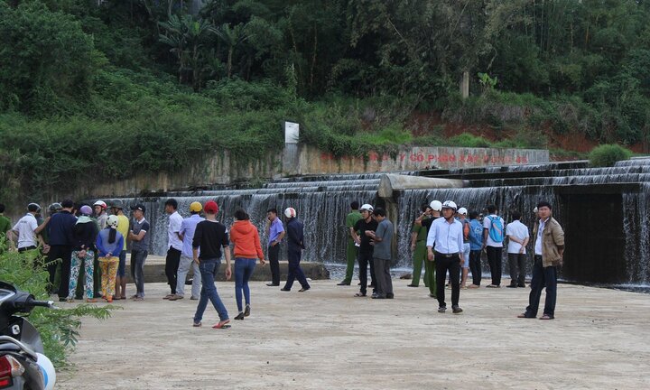 Cứu học sinh bị đuối nước, 2 sinh viên mất trộm hơn 10 triệu đồng