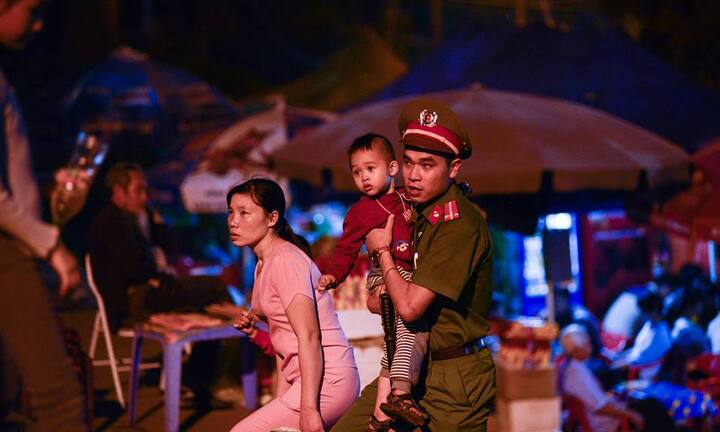 Lễ hội Đền Hùng 2017: Cảnh sát giao thông làm 'lá chắn', bế từng em nhỏ qua đường