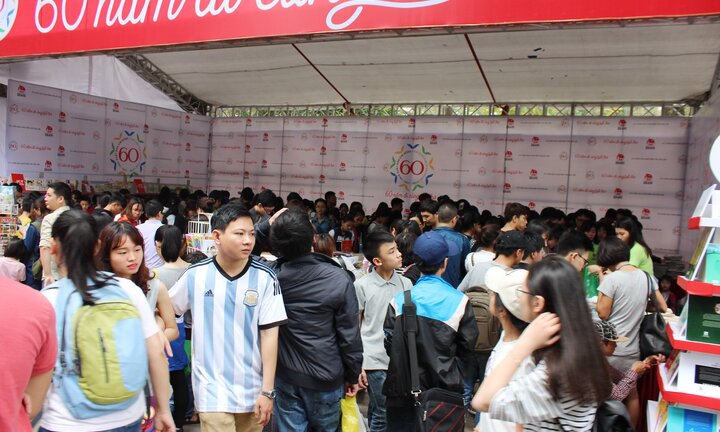 Sinh viên Thủ đô chen chân tìm sách quý trong ‘Hội sách Việt Nam lần thứ 4’