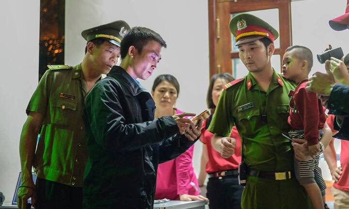 Lễ hội Đền Hùng 2017: Cảnh sát trật tự ôm ấp, vỗ về cậu bé lạc cha mẹ gây xúc động