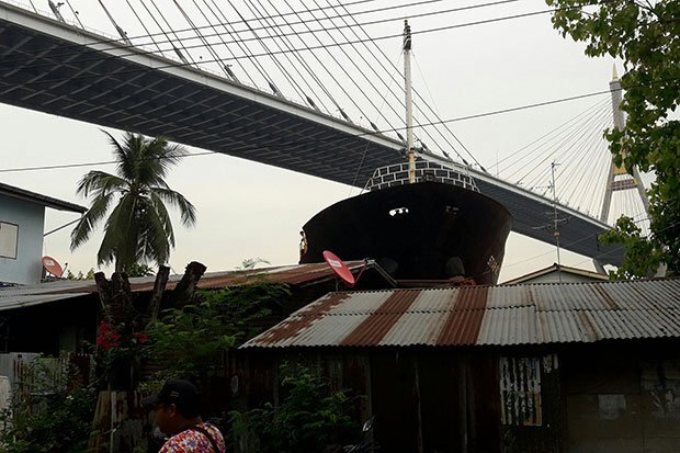 Tàu hàng hơn 3.000 tấn Việt Nam leo bờ, đâm nát nhà dân Thái Lan