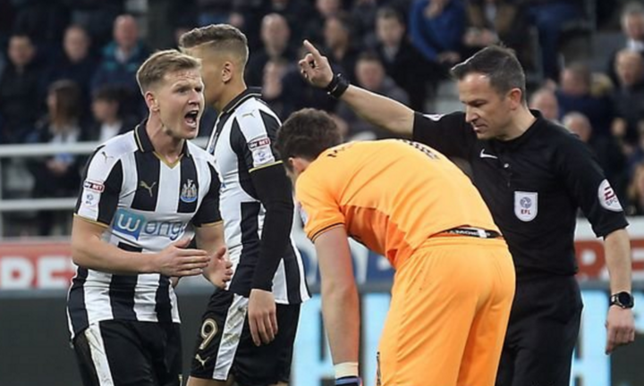 Video: Không thể tin nổi, trọng tài Anh sai lầm tệ hại thế này