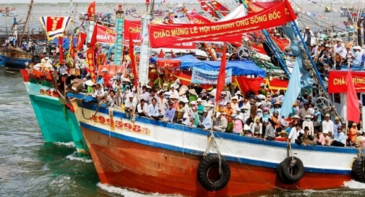 Tàu tham gia lễ hội lật chìm ở Gành Hào - Bạc Liêu: Vẫn còn 1 cô gái mất tích