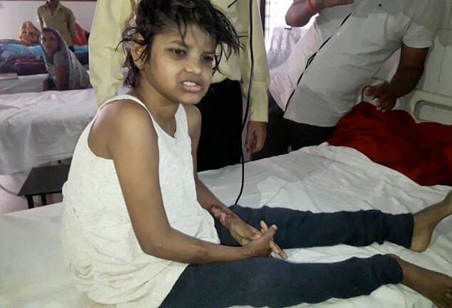 Cuộc sống bí ẩn của 'cô bé rừng xanh' sống với khỉ, không nói được tiếng người