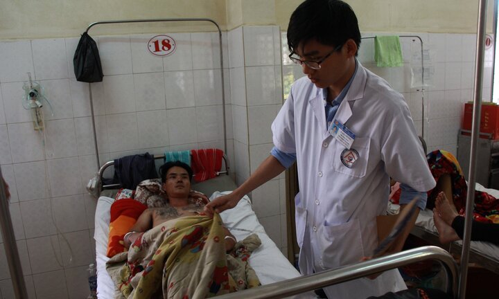 Mâu thuẫn trong lúc dừng ăn cơm, tài xế xe khách bị đâm chí mạng