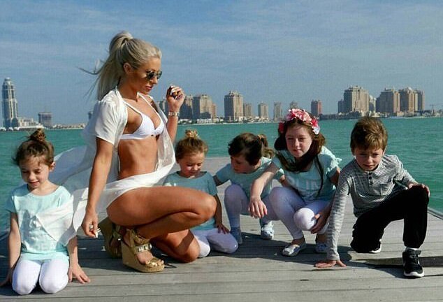 Đẻ 5 con trong 6 năm, bà mẹ khoe bí quyết giữ bụng phẳng lì