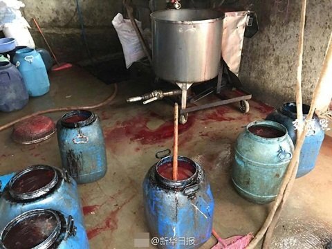 Rùng mình cảnh lò sản xuất hàng trăm thùng tiết vịt mỗi ngày bẩn như chuồng lợn