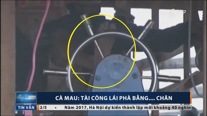 Hành khách phát hoảng khi thấy tài công lái phà bằng chân ở Cà Mau