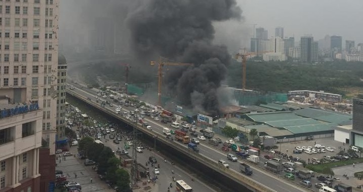 Hiện trường vụ nhà xưởng cháy dữ dội trên đường Phạm Hùng