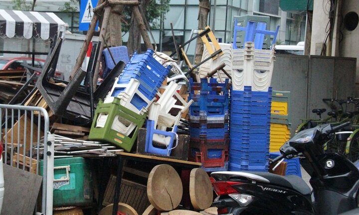 Công an phường chất tang vật cao như núi trên vỉa hè