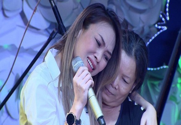 Mỹ Tâm khóc nghẹn khi hát tặng bệnh nhân chấn thương sọ não