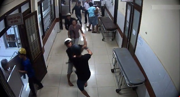 2 băng nhóm truy sát trong bệnh viện