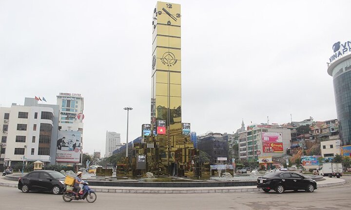 Cận cảnh cột đồng hồ 35 tỷ đồng giữa Hạ Long