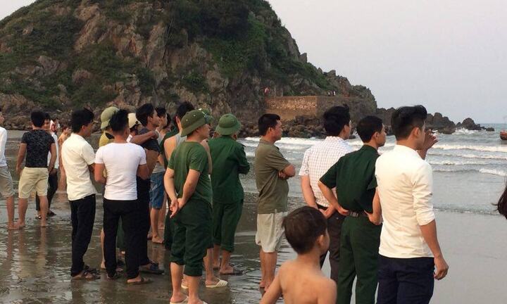 Chụp ảnh kỷ yếu dưới biển, 2 học sinh bị sóng cuốn mất tích