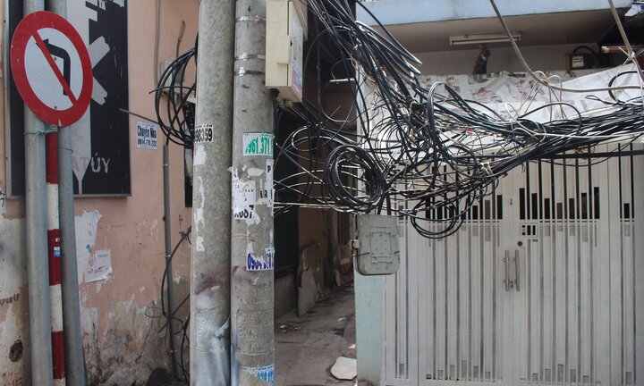 Hãi hùng cảnh người dân sống dưới 'thòng lọng viễn thông' ở Sài Gòn