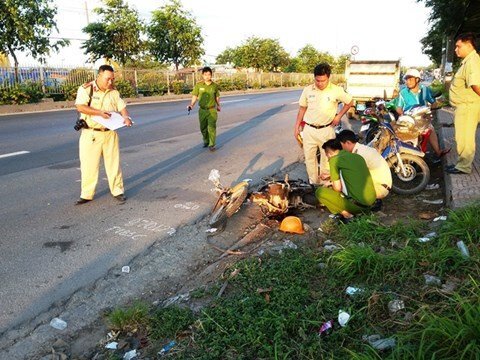 Hai thanh niên nằm gục bất thường trên quốc lộ ở TP.HCM
