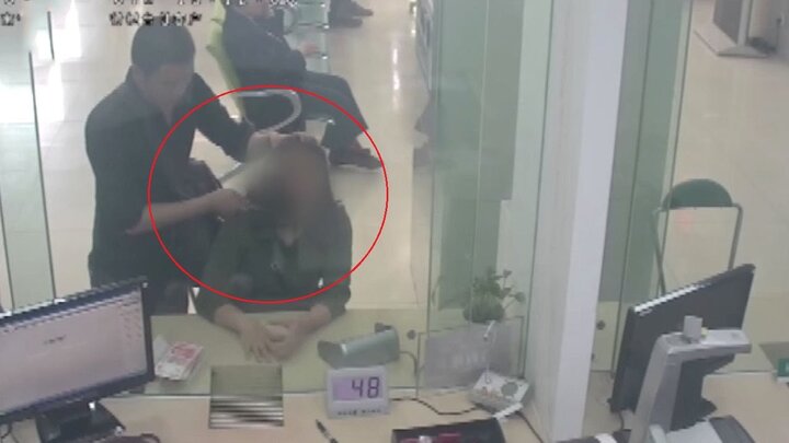 Nhân viên ngân hàng mưu trí giải cứu con tin, hạ gục tên cướp vũ trang