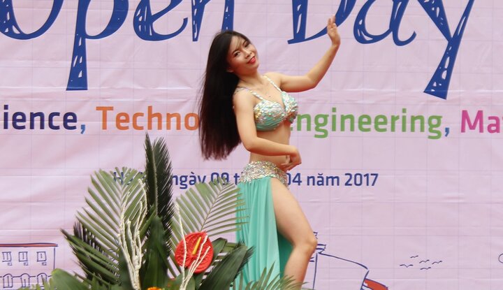 Nữ sinh Đại học Khoa học Tự nhiên khoe vũ điệu belly dance bốc lửa