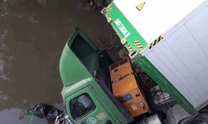 Phóng nhanh, xe đầu kéo mất lái lao thẳng xuống sông