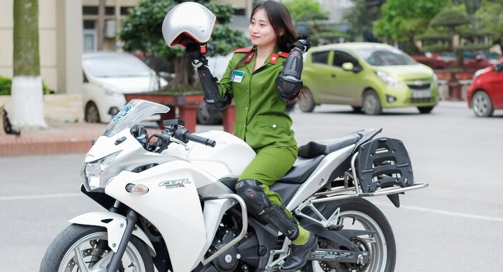 Nữ sinh cảnh sát xinh đẹp lái xe phân khối lớn khiến bao chàng trai nể phục