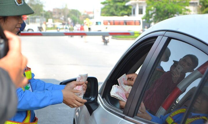 Trạm thu phí xả cổng tránh ùn tắc do dân dùng tiền lẻ mua vé