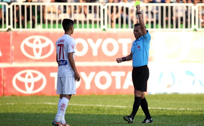 Hậu vệ HAGL không tin vào mắt mình khi bị trọng tài đuổi khỏi sân