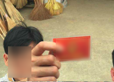 Va chạm giao thông, người đàn ông rút thẻ đỏ đe dọa lái xe