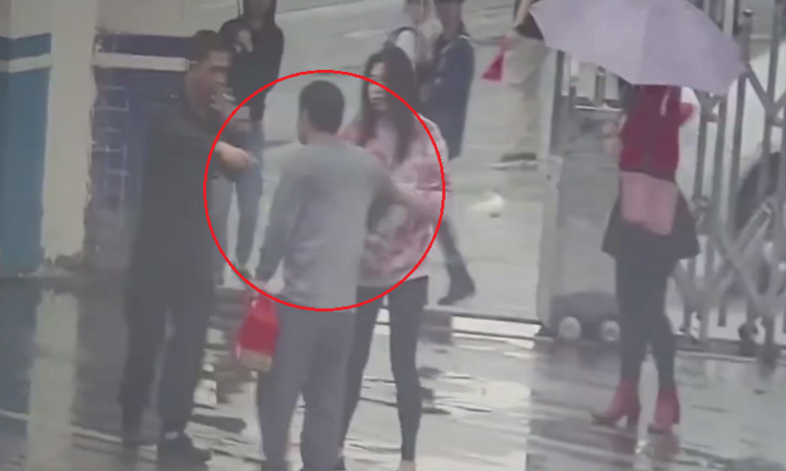 Cướp điện thoại rồi chạy thẳng vào đồn cảnh sát, tên cướp bị bắt sau 10 giây