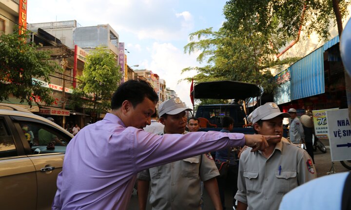 Dẹp 'cướp' vỉa hè, Phó Chủ tịch Buôn Ma Thuột bị dân ôm chân