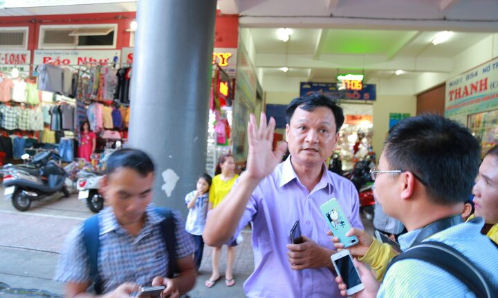 Video: Bị xử lý lấn chiếm vỉa hè, người dân vái lạy Phó Chủ tịch TP Buôn Ma Thuột