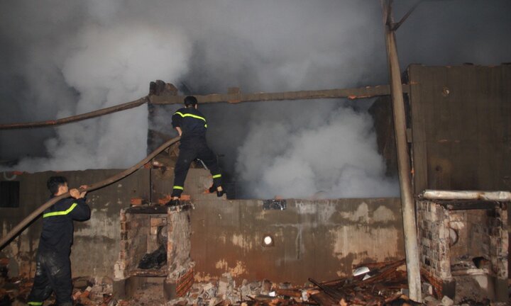 Trắng đêm dập lửa trong xưởng gỗ ở Đắk Nông