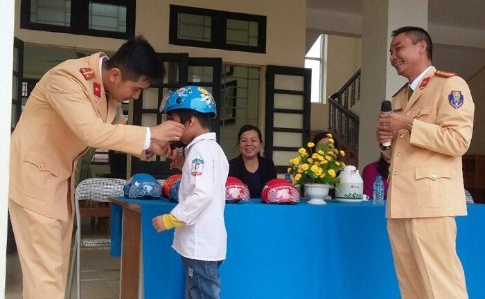 Cảnh sát giao thông xuống trường học hướng dẫn luật giao thông cho học sinh Thủ đô