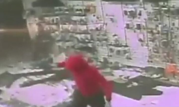 Toán cướp 'khoắng' sạch cửa hàng súng chỉ trong 35 giây