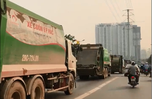 Bốn xe tải chở rác ‘rồng rắn’ lấn làn buýt nhanh trong giờ cao điểm