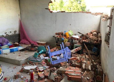 Video: 20 tên côn đồ xông tới đập phá tan hoang dãy phòng trọ ở Sài Gòn