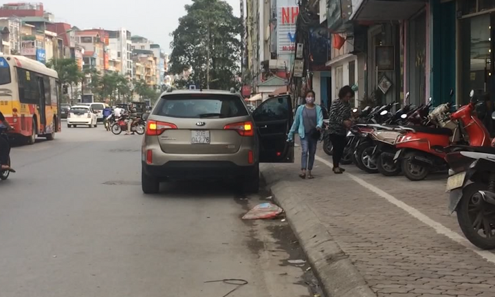 Video: Sợ bị cẩu xe, tài xế đồng loạt dùng cách này để 'lách luật'