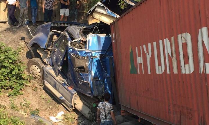 Xe container lao xuống vực, tài xế và phụ xe thoát chết trong gang tấc