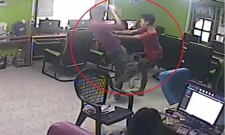 Bị rắn cắn bất ngờ, nam thanh niên giãy giụa trong quán điện tử