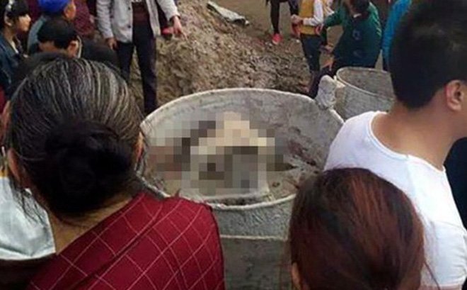 Chui vào máy trộn bê tông chơi, 2 bé gái chết thảm