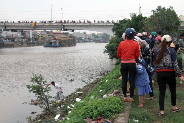 Thi thể người đàn ông trôi sông ở Hải Phòng