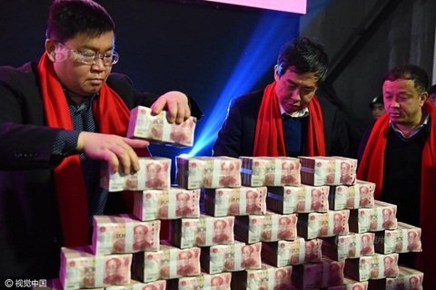 Công ty chịu chơi tạo bức tường bằng tiền tấn