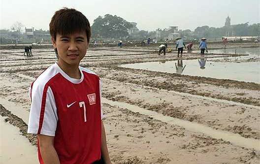 'Ronaldo ở tuyển nữ Việt Nam' xắn quần lội ruộng giúp gia đình