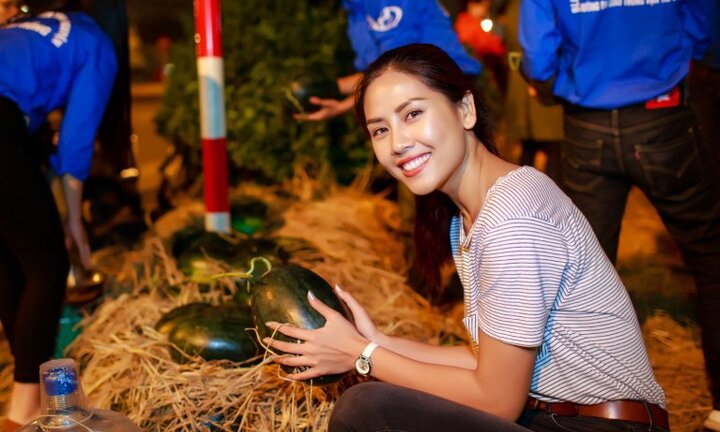 Hoa hậu Nguyễn Thị Loan mua 3,5 tấn dưa ủng hộ bà con miền Trung