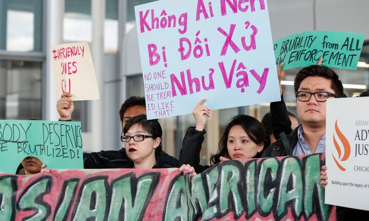 Người Mỹ gốc Việt biểu tình phản đối United Airlines