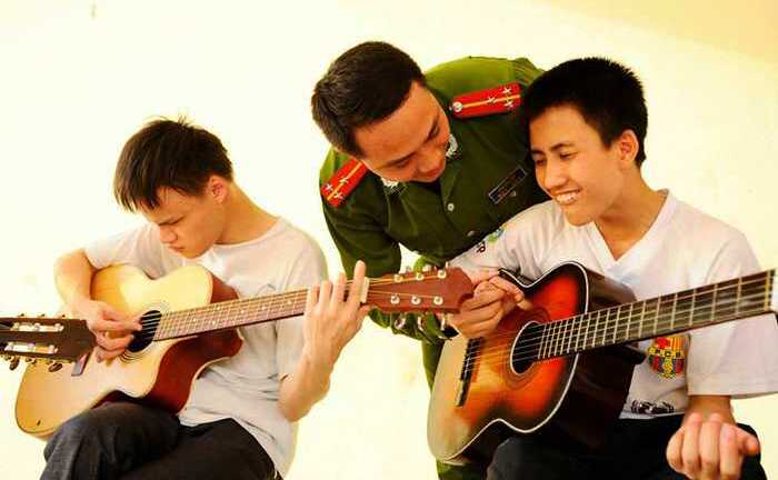 Video: Thầy giáo công an điển trai dạy guitar cho trẻ em khiếm thị
